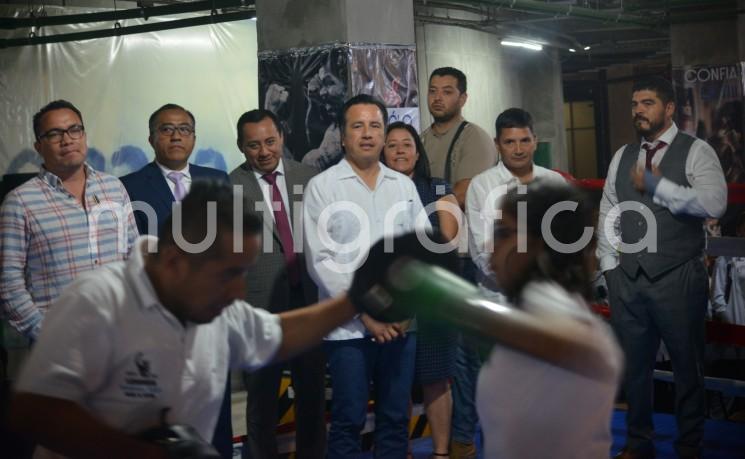 El gobernador Cuitláhuac García Jiménez inauguró esta tarde la Escuela de Box Leones de alto rendimiento, que además cuenta con Gimnasio de Acondicionamiento Físico y Fisicoconstructivismo, en las instalaciones del Velódromo de esta ciudad.