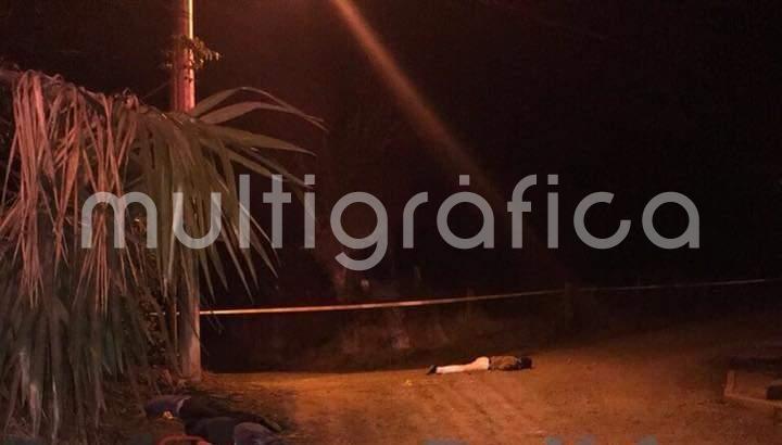 Una balacera registrada durante la noche de sábado entre delincuentes y policías, dejó saldo de dos motocicletas aseguradas y un muerto, esto, sobre la carretera estatal Atoyac- Paso del Macho, a la altura del campo deportivo Langostineros de Atoyac. 