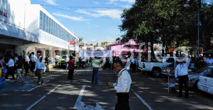 Transportistas de varios lugares del estado se manifestaron primeramente en las oficinas de Tránsito del Estado en Xalapa, para después marchar al centro de la ciudad. 