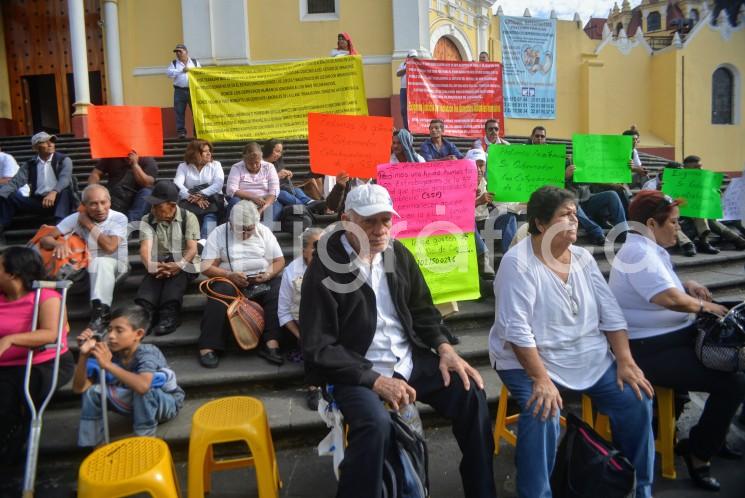 Ex empleados de la SSP de municipios del norte del estado, se manifestaron en las escalinatas de la catedral de Xalapa para exigir al Gobierno Estatal pronta respuesta a la demanda de la liquidación a algunos de los afectados de la tercera edad y la reincorporación de los más jóvenes. 