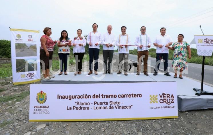 En gira de trabajo por la zona norte, el gobernador Cuitláhuac García Jiménez entregó dos importantes tramos carreteros en los municipios de Álamo y Chicontepec; además de un Centro de Salud en Benito Juárez. 