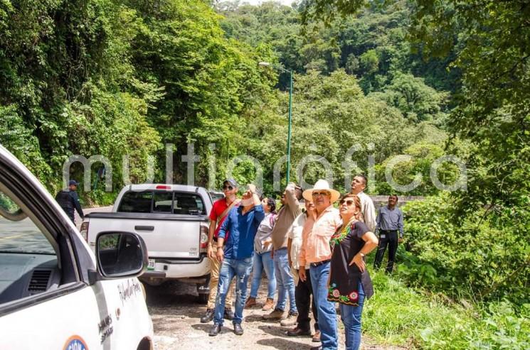 El alcalde de Teocelo, Mario Antonio Chama, recorrió con dictaminadores de PC estatal y la SIOP, la parte baja del Puente Matlacobatl con el objetivo de observar fracturas o posibles puntos de riesgo que guarde el puente, así mismo la parte alta de la barranca donde se han presentado afectaciones.  