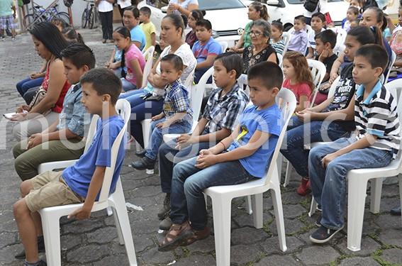 Alumnos beneficiados con becas las recibirán en próximas semanas.
