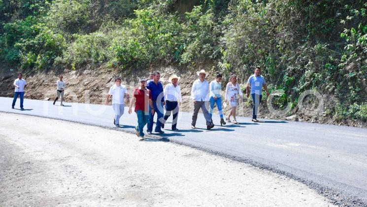 El gobernador Cuitláhuac García Jiménez supervisó las obras de reconstrucción del camino que conecta a Benito Juárez con Zontecomatlán, a las que se comprometió desde hace un año cuando visitó la Huasteca, constató el estado deplorable de los caminos y el olvido en que estaban los pueblos. 