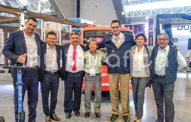 El alcalde de Teocelo, Mario Chama Díaz, estuvo presente en la Smart City Expo Latam Congress, en el Centro Expositor de la Ciudad de Puebla, en compañía del secretario del Ayuntamiento, Zimri Abimelech Arellano, gracias a la invitación de Iván Gil Idueta, de Smart Cities México.  