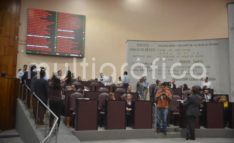 Durante la sesión del Congreso local, diputados avalaron la suspensión provisional del Ayuntamiento de Mixtla de Altamirano por la presunta pérdida del orden y paz pública del municipio.