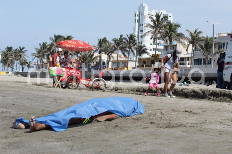 Un migrante guatemalteco, que pasaba la tarde en playa Regatas de Boca del Río, ingiriendo bebidas embriagantes, murió ahogado al ignorar las advertencias de los guardavidas.   