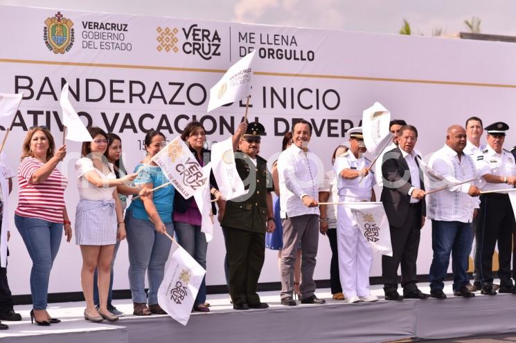 Con la presencia de la Guardia Nacional y para garantizar la tranquilidad de veracruzanos y visitantes durante este periodo vacacional, el gobernador Cuitláhuac García Jiménez dio al banderazo de salida a más de 4 mil elementos federales, estatales y municipales que participarán en el Plan Operativo Vacaciones de Verano 2019, a lo largo y ancho del estado.