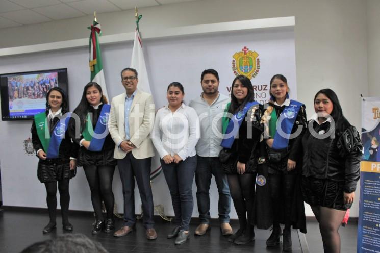 En la sala de prensa del Gobierno del Estado fue presentado el VI Festival de Tunas Femeniles, el cual tendrá lugar en diversos espacios de esta capital veracruzana del 25 al 27 de julio y contará con la participación de más de un centenar de mujeres, mexicanas y sudamericanas que ejecutan este género musical. 