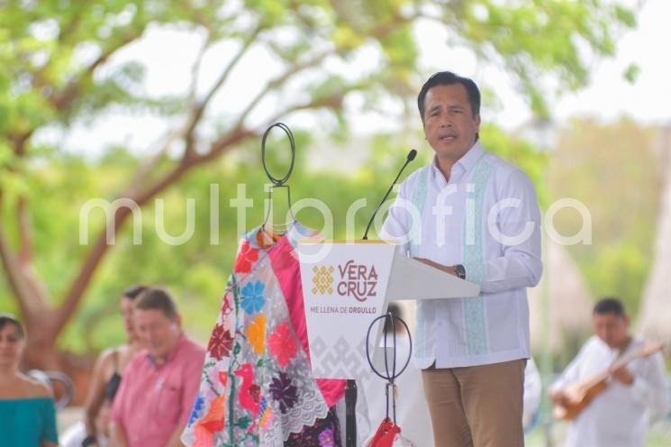 El gobernador Cuitláhuac García Jiménez y el titular de la Secretaría de Desarrollo Económico y Portuario (SEDECOP), Enrique Nachón García, pusieron en marcha el programa Impulso al Bienestar de los Productores Veracruzanos que dará prioridad a artesanos y pequeños fabricantes de los municipios de alta y muy alta marginación.