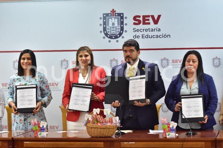 La Secretaría de Educación de Veracruz (SEV) firmó un convenio con la Fundación de la Asociación Dental Mexicana en el marco de un programa piloto de técnica y cepillado diario para prevenir las caries en alumnos de nivel básico, que iniciará el próximo ciclo escolar en primarias de la región de Cosoleacaque y, posteriormente, se extenderá a todo el estado. 