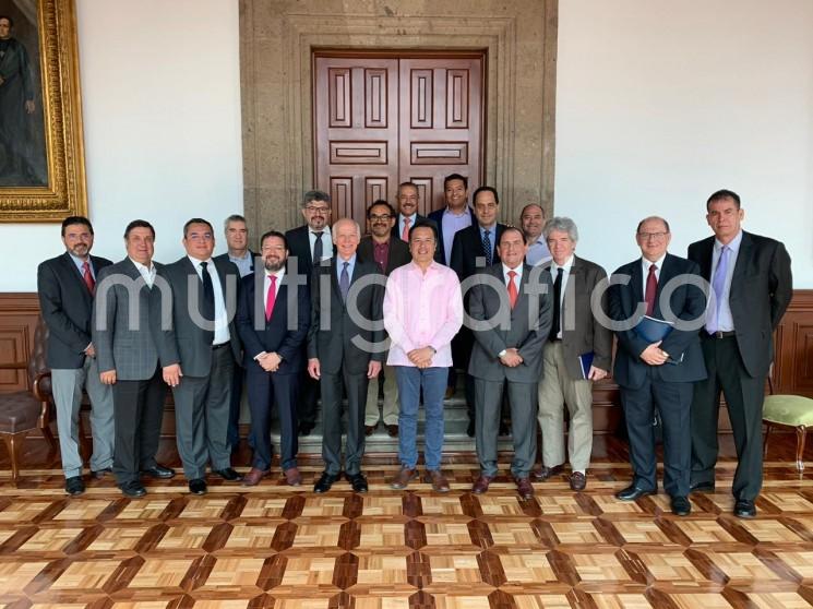 Para impulsar la producción de leche en vías de disminuir la importación, el gobernador Cuitláhuac García Jiménez se reunió este día con un grupo de trabajo para establecer las opciones y criterios de financiamiento del programa <em>Incremento de la Producción en las Cuencas Lecheras Tropicales</em>.