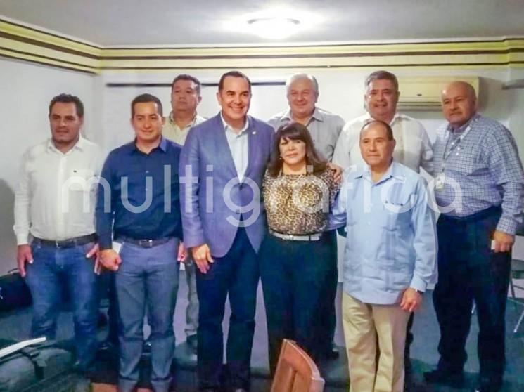 Este viernes se llevó a cabo la Reunión de Seguridad en la Ciudad de Coatepec, convocada por  la Diputada  Federal Carmen Mora García y el Senador de la República Ernesto Pérez Astorga, con la participación del Alcalde de Teocelo, Mario Antonio Chama Díaz; y el alcalde de San Andrés Tlalnelhuayocan, David Ángeles Aguirre; así como otros ediles, funcionarios federales y estatales, empresarios, además de el Comisionado del IPAX, Héctor Manuel Riveros Hernández.
