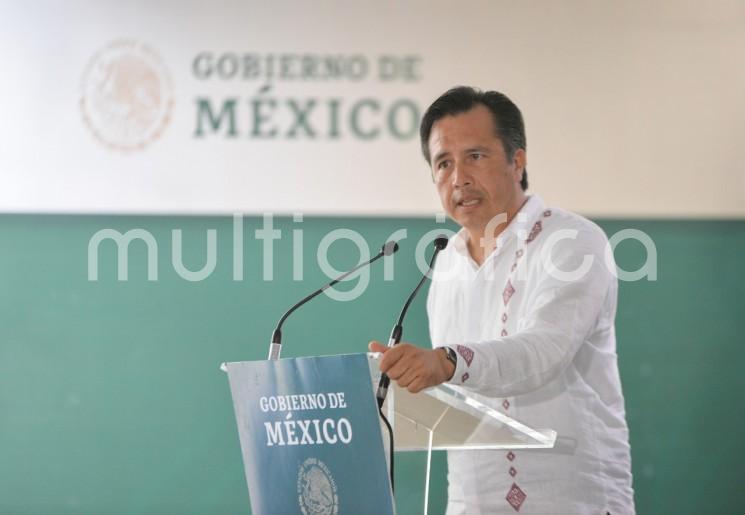 Durante este primer año de gobierno se realizarán 156 centros de salud, contemplándose ampliaciones, rehabilitaciones y construcciones, informó el gobernador Cuitláhuac García Jiménez en este municipio, durante la gira de supervisión que realiza el presidente Andrés Manuel López Obrador a los hospitales del Instituto Mexicano del Seguro Social (IMSS).