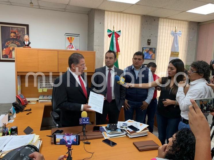 El presidente del H. Congreso del Estado de Veracruz, diputado José Manuel Pozos Castro recibió, este lunes 22 de julio, de parte del titular de la Secretaría de Finanzas y Planeación (Sefiplan), José Luis Lima Franco y a nombre del gobernador, ingeniero Cuitláhuac García Jiménez, la iniciativa con proyecto de decreto para la reestructuración de la deuda pública del Estado. 