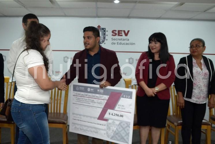 Entrega SEV becas a madres jóvenes y jóvenes embarazadas. El programa busca que inicien, se reincorporen o concluyan su educación básica