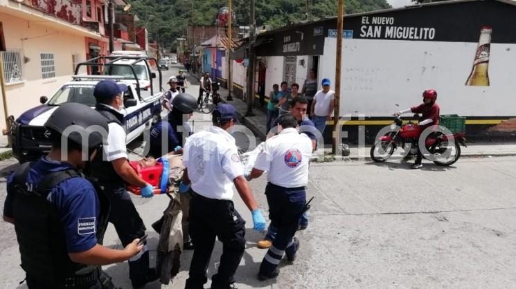 Con una pierna cercenada resultó un hombre originario de Honduras, luego de resbalar y caer a las vías cuando el tren iba movimiento en las inmediaciones de las colonias Modelo y Ricardo Flores Magón de Río Blanco, Ver..  