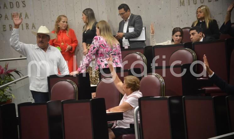 La LXV Legislatura de Veracruz recibió la iniciativa, enviada por el gobernador del Estado, Cuitláhuac García Jiménez, por la cual solicita la autorización para contratar uno o varios financiamientos hasta por la cantidad de 41 mil 769 millones 280 mil 619 pesos, con el objeto de llevar a cabo la reestructura o el refinanciamiento total o parcial de la deuda pública del Estado con la o las instituciones financieras mexicanas que ofrezcan las mejores condiciones de mercado.