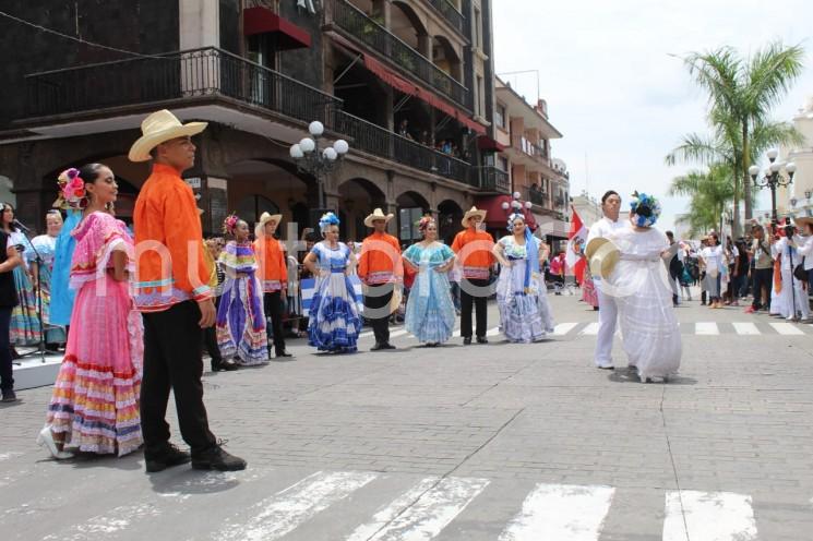 Cientos de personas se dieron cita en el parque 21 de Mayo para presenciar el desfile de V Festival del Folclore, integrado por bailarines y músicos de Nicaragua, Perú, Rumania y Ecuador, además de grupos locales engalanaron con sus mejores galas este magno desfile con el cual da fin a este evento.  