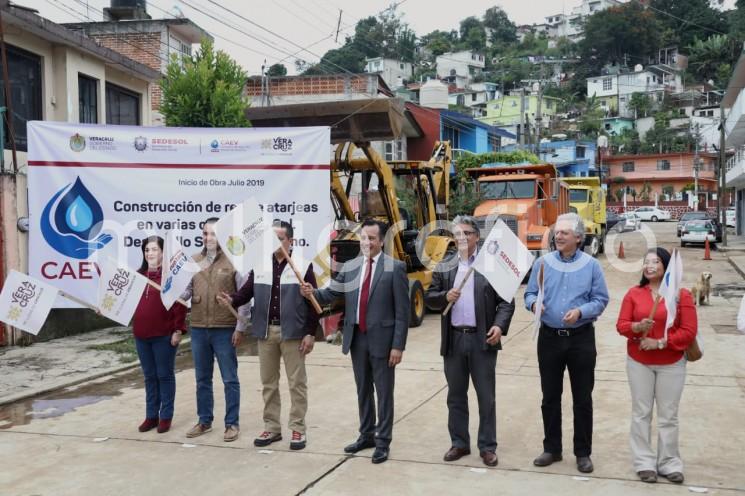 Durante el banderazo para la construcción de la red de atarjeas en calles de la colonia Desarrollo Social San Bruno, que beneficiará a 300 familias con el saneamiento del drenaje, el gobernador Cuitláhuac García anunció que esta es una de las 13 obras importantes que se estarán realizando durante el año.