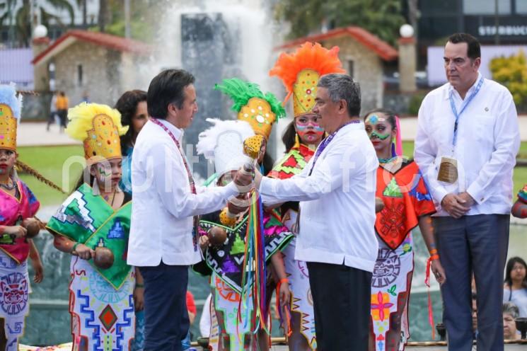 El  Presidente Municipal Mario A. Chama Díaz hizo entrega del Bastón de Mando de Indígena de Teocelo, al Gobernador del Estado, Ing. Cuitláhuac García Jiménez.   