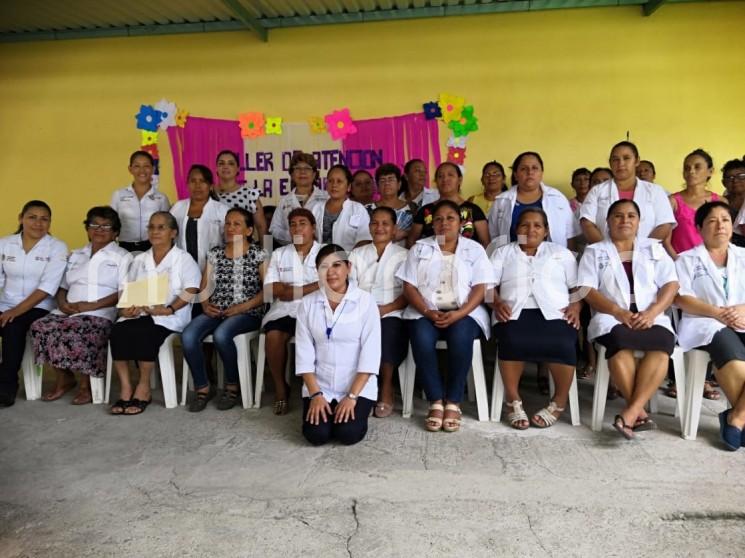 La Secretaría de Salud (SS) impartió el curso-taller de atención obstétrica y neonatal con el objetivo de que parteras tradicionales y auxiliares de salud de la zona sur tengan los conocimientos básicos sobre la atención del embarazo, parto, puerperio y del recién nacido.