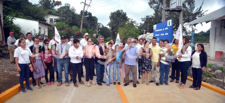 El presidente municipal de Teocelo, Mario Antonio Chama Díaz en compañía del cuerpo edilicio, inauguró este día la obra de rehabilitación en la calle Manuel Sánchez Bravo en la Comunidad de Santa Rosa, en el evento estuvieron presentes la Síndica Municipal Zayra del Carmen Martínez Andrade, el Secretario del Ayuntamiento Zimri Abimelech Arellano, la Presidenta del Sistema Municipal DIF Mara Chama Villa, la Dirección de Obras Públicas, Personal del Ayuntamiento y habitantes de dicha comunidad. 