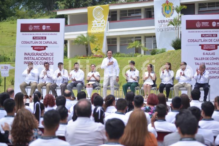 Al inaugurar el edificio del Plantel 52 del Colegio de Bachilleres del Estado de Veracruz (COBAEV), con sede en el barrio Pezoapan de este municipio, el gobernador Cuitláhuac García Jiménez invitó a los estudiantes a que aprovechen al máximo las instalaciones y seguirse preparando para retribuir de conocimientos a la sociedad, alfabetizando, principalmente, a los adultos.