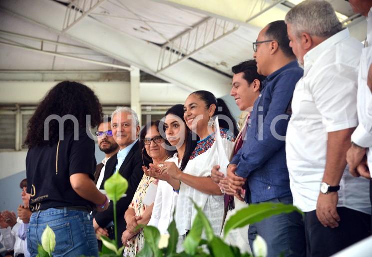 La rectora de la Universidad Veracruzana, Sara Ladrón de Guevara, en compañía del delegado federal, Manuel Huerta; autoridades de la SEV y otras personalidades, dieron la bienvenida a alumnos de nuevo ingreso  ciclo escolar 2019-2020 en el gimnasio del Campus para la Cultura, las Artes y el Deporte, de la ciudad de Xalapa.  