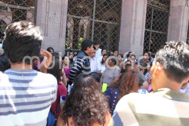 Integrantes de la asociación Progresa Veracruz se manifestaron este martes en Palacio de Gobierno en demanda de que las autoridades liquiden predios en la colonia Las Maravillas que son presuntamente para la construcción de escuelas. Luego de una reunión, su líder, Orfilio García, les informó que las autoridades estatales les darán respuesta en 15 días más.  