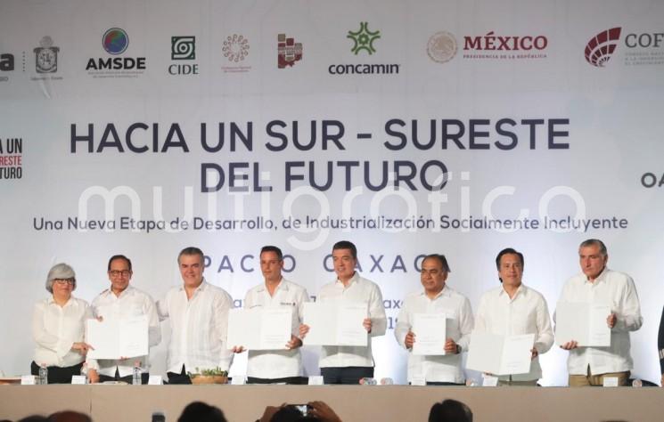 El Gobierno de Veracruz firmó el Pacto Oaxaca. Hacia un Sur-Sureste del Futuro, en el que participan Oaxaca, Campeche, Chiapas, Guerrero, Puebla, Quintana Roo, Tabasco y Yucatán para la integración y desarrollo industrial, económico, urbano, rural y social de la región.