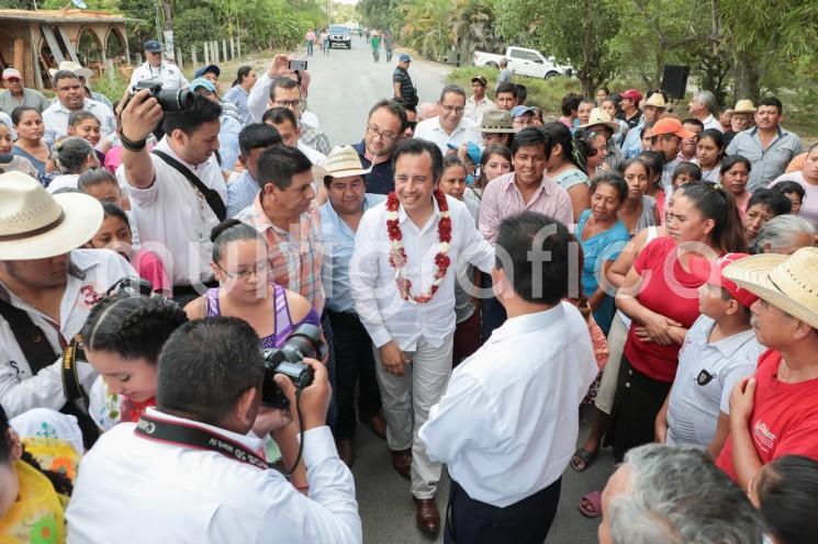 Con una inversión de 5 mil millones de pesos el Gobierno del Estado construye 500 obras en beneficio de los veracruzanos, afirmó el gobernador Cuitláhuac García Jiménez durante la inauguración de la rehabilitación del tramo carretero Puente El Remolino-Pueblillo-La Isla-Paso del Correo, en Papantla.