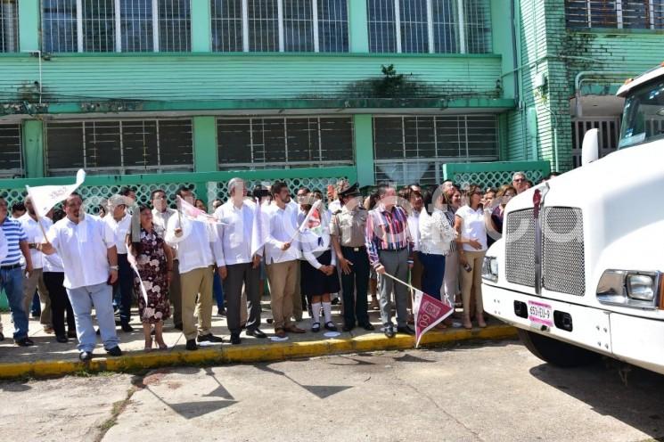 Este lunes en Coatzacoalcos inició la distribución de 9 millones 890 mil 087 libros de texto gratuitos en 17 mil centros escolares para el inicio del ciclo escolar 2019-2020, el 26 de agosto; informó la Secretaría de Educación de Veracruz (SEV).  