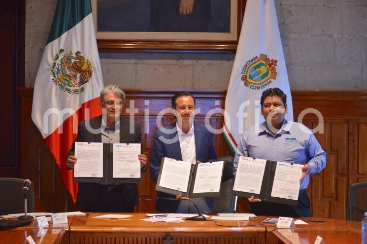  Al presidir la Segunda Sesión del Consejo Estatal de Desarrollo Social (CEDS), el gobernador Cuitláhuac García Jiménez atestiguó la firma del convenio de colaboración con el Consejo Nacional de Evaluación de la Política de Desarrollo Social (CONEVAL) que establece las zonas de atención prioritaria (ZAP) en la entidad para el combate a la pobreza.