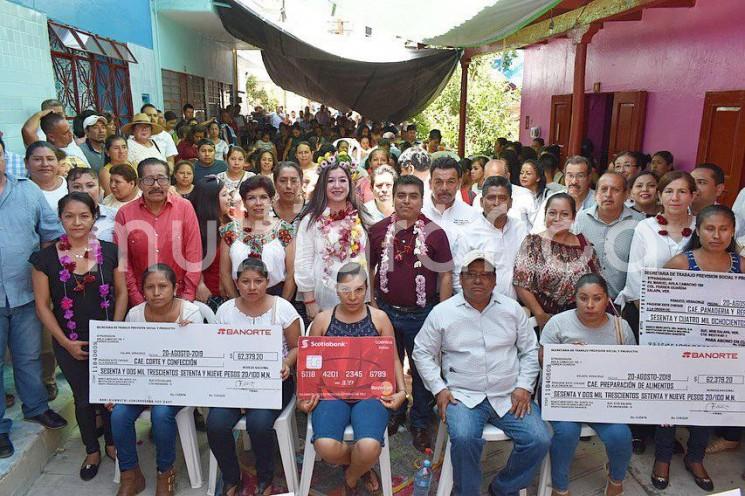 Con el fin de fomentar el autoempleo, la Secretaría de Trabajo, Previsión Social y Productividad (STPSP) entregó apoyos por casi 300 mil pesos a 106 personas de los municipios de Tlalchichilco, Platón Sánchez y Chicontepec, abarcando las modalidades de Capacitación para el Autoempleo y Capacitación en Micro y Pequeñas Empresas.