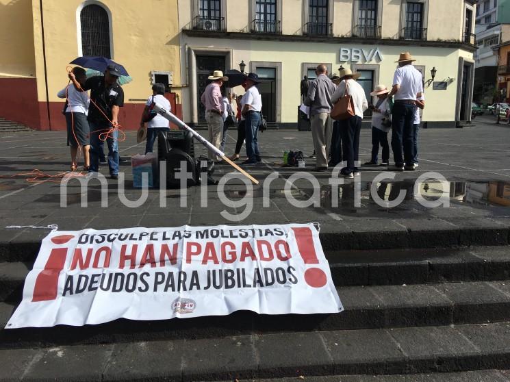 Maestros jubilados reunidos en la Agrupación de Jubilados y Pensionados del ISSSTE en el estado de Veracruz  (AJUPIV), se manifestaron este jueves en plaza Lerdo para demandar el pago de diversos adeudos por parte del Gobierno del Estado, mismos que datan de 2014. De no ser atendidos hoy por el Gobernador, afirman que acudirán a la Ciudad de México para buscar al propio Presidente AMLO. 
