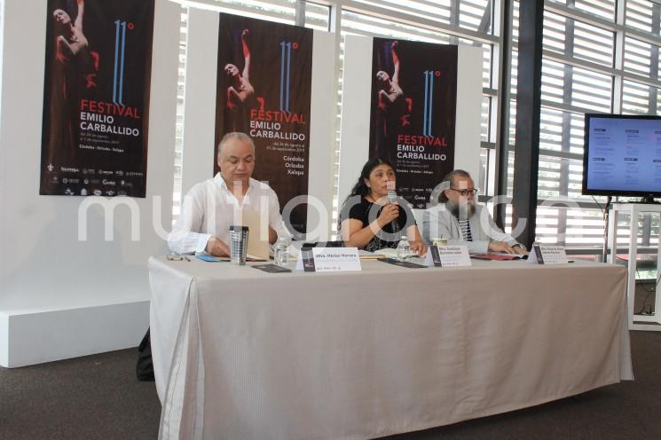 Fue presentada la 11a. edición del Festival Emilio Carballido, que se desarrollará del 26 de agosto al 1 de septiembre, en esta ocasión con tres sedes: Córdoba, Orizaba y Xalapa. Héctor Herrera, Director del Festival; Guadalupe Barrientos, subdirectora de educación e investigción artística y Arturo Jiménez, director del Teatro del Estado, dieron los detalles de la cartelera.
