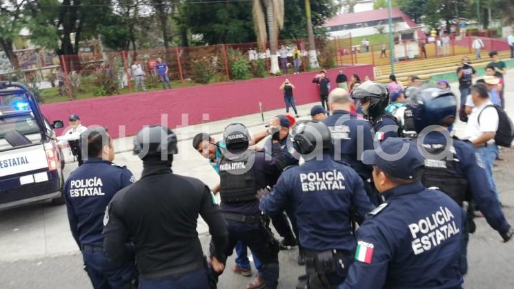 Elementos de la SSP acudieron a retirar a padres de familia manifestantes de Chicontepec, quienes bloquearon por tres horas la circulación de la carretera Xalapa - Veracruz, frente a la SEV, como presión para que se resuelva su demanda.