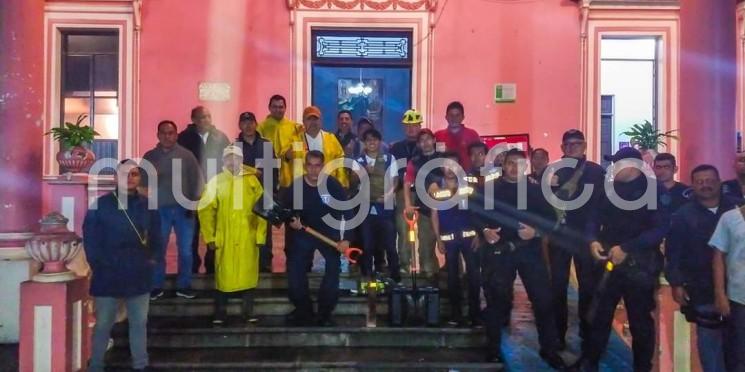 De manera rápida y eficiente, la brigada de Emergencias del municipio de Teocelo tomó acciones para liberar caminos y atender afectaciones ocasionadas por la fuerte tormenta que abatió la zona la tarde de este viernes. 