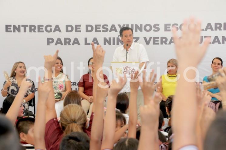 El gobernador Cuitláhuac García Jiménez puso en marcha la entrega de desayunos escolares fríos en la ciudad de Veracruz, con lo que se beneficiará a cinco mil 759 niñas y niños de más de 60 escuelas.