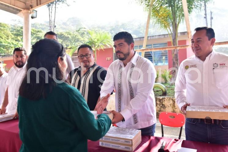 La Secretaría de Educación de Veracruz (SEV), en coordinación con el Consejo Nacional de Fomento Educativo (CONAFE), entregó 842 paquetes de útiles escolares en telesecundarias de Córdoba, Tomatlán, Chocamán e Ixhuatlán del Café, con lo que contribuye a la economía de las familias que más lo requieren. 