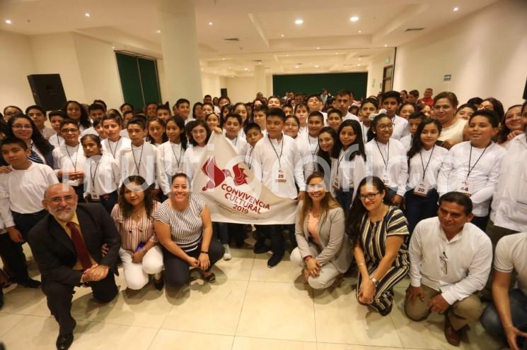 Autoridades de la Secretaría de Educación de Veracruz (SEV) abanderaron a la delegación estatal que participará en la Convivencia Cultural 2019, del 28 al 30 de agosto, en la Ciudad de México; donde saludarán al presidente Andrés Manuel López Obrador y realizarán diferentes actividades recreativas y culturales.