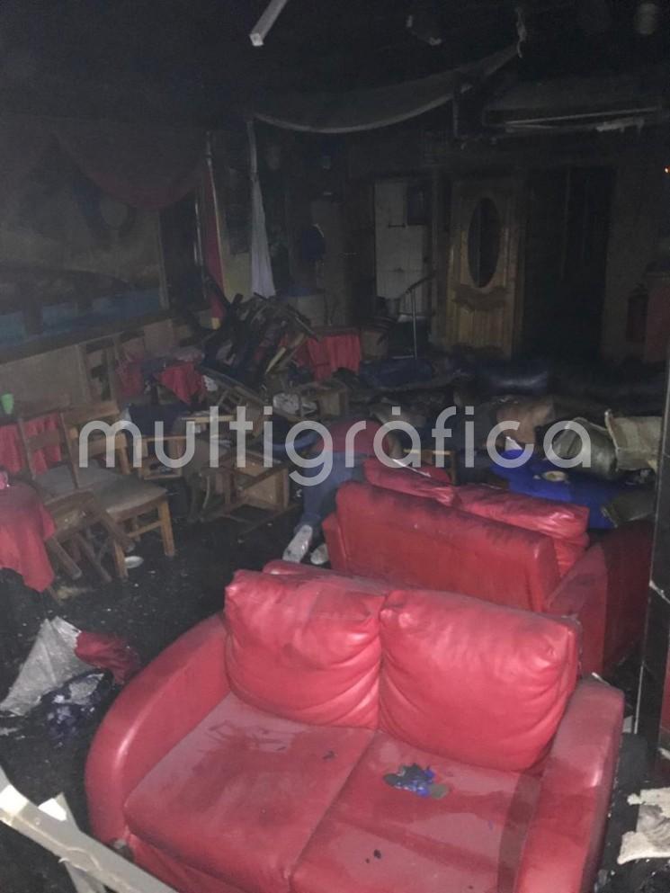 La noche del martes sujetos desconocidos aventaron bombas molotov al interior del bar Caballo Blanco,en Coatzacoalcos dejando como saldo 25 personas muertas y 13 más heridas.