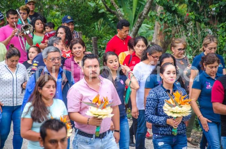 Como parte de las celebraciones en la Comunidad de Santa Rosa, municipio de Teocelo, se llevó a cabo el paseo del Arco Floral con pobladores y visitantes de la comunidad, acompañados por el Padrino Ramsés Chama y uniéndose al festejo la presidenta del Sistema Municipal DIF, Mara Chama Villa y el Alcalde Mario Chama Díaz.  