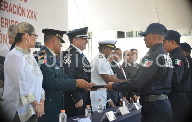 El secretario de Seguridad Pública, Hugo Gutiérrez, encabezó la ceremonia de graduación de 277 cadetes de los cursos de formación inicial para Policía Preventiva, en la academia de  El Lencero.  