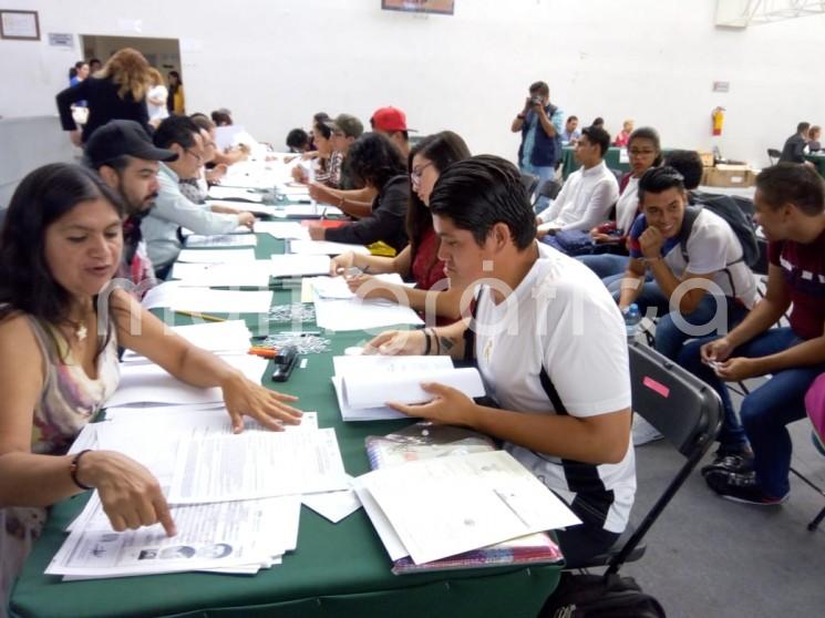 Fueron entregadas aproximadamente 300 plazas para el ciclo escolar 2019-2020 y que tienen que ver con educación física, indígena, secundaria y preescolar. Lilian Cuevas Franco, directora de Recursos Humanos de la SEV, indicó que aproximadamente el 4% de estas plazs son rechazadas por encontrarse en zonas lejanas.  