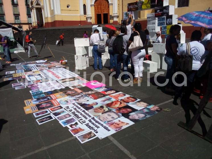 Los colectivos <em>Buscando a nuestros desaparecidos y desaparecidas, Por la Paz</em> y <em>Enlace Familia</em>, se manifestaron en la plaza Lerdo, este viernes 30 de agosto en que se conmemoró el <em>Día Internacional de las Víctimas de Desapariciones Forzadas</em>.  