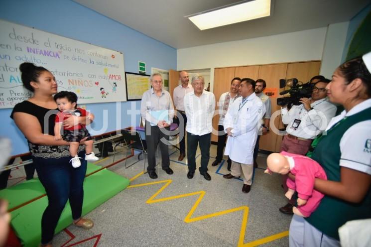 El Presidente de la República, Andrés Manuel López Obrador recorrió el Hospital de Plan de Arroyos, municipio de Atzalan, Ver., donde encabezó asamblea pública para informar las cuatro líneas de acción que se trabajan para mejorar el sistema de salud: abasto de medicamentos, infraestructura hospitalaria, regularización de trabajadores y suficiente personal médico en todo el país.