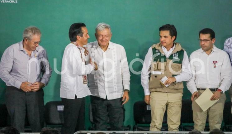 Durante la visita del presidente Andrés Manuel López Obrador a los hospitales IMSS Bienestar de Atzalan y Papantla, el gobernador Cuitláhuac García Jiménez destacó que el mandatario nacional ha cumplido la mayoría de los compromisos asumidos con Veracruz, por lo que agradeció su apoyo y acompañamiento en estos nueve meses de gestión.