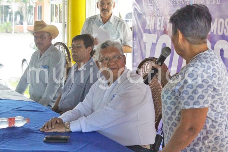 El candidato del PAN a presidente estatal en Veracruz, Joaquín Guzmán, escuchando atento las peticiones y propuestas de los militantes de la región de Costa Esmeralda.